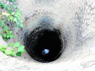The bottom reached by the well | विहिरींनी गाठला तळ
