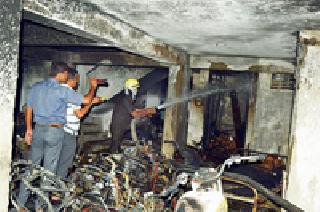 How does the fire go? | कशी विझणार आग? How does the fire go? | कशी विझणार आग?