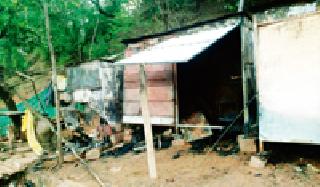 Two serious attacks in the attack | बापलेकाच्या हल्ल्यात दोन गंभीर Two serious attacks in the attack | बापलेकाच्या हल्ल्यात दोन गंभीर