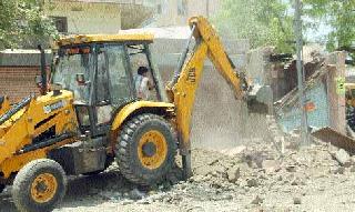 Finally, the hammer of the Gram Panchayat on the encroachment | अखेर अतिक्रमणावर ग्रामपंचायतचा हातोडा