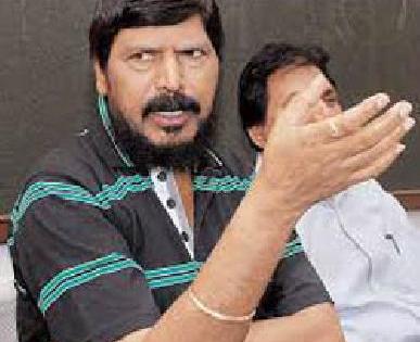 BJP hands over Ashwale's ministry | आठवलेंच्या मंत्रिपदाबाबत भाजपाचे हात वर BJP hands over Ashwale's ministry | आठवलेंच्या मंत्रिपदाबाबत भाजपाचे हात वर
