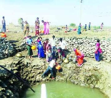 Only the foothills of the villagers are for water | घोटभर पाण्यासाठी ग्रामस्थांची मात्र पायपीट