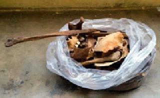 Khiranganji decisis, shovel seized | खैरलांजीतून टिकास, फावडे जप्त Khiranganji decisis, shovel seized | खैरलांजीतून टिकास, फावडे जप्त