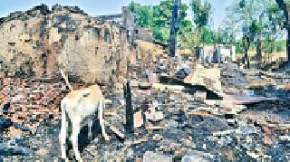 The 10 houses of the Gawandgaon are under fire | आगीत गावंडगावातील १0 घरांची राखरांगोळी The 10 houses of the Gawandgaon are under fire | आगीत गावंडगावातील १0 घरांची राखरांगोळी
