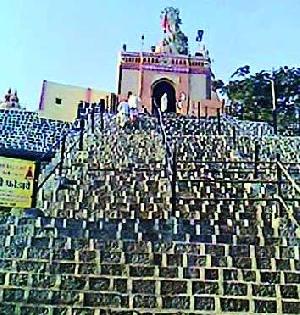 'Madi' ornamentation melts in front of the pinnacle | ‘मढी’ चे अलंकार पंचांसमक्ष वितळविले