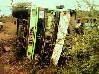Accident of luxury and luxury carrying luxury | वºहाडी घेऊन जाणार्‍या लक्झरीला अपघात