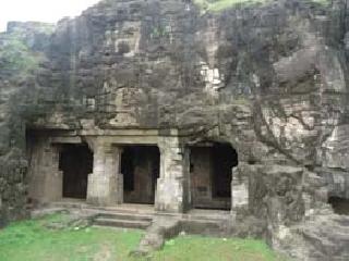 Develop Tarur caves as tourist spots | पातूरच्या लेणी पर्यटनस्थळ म्हणून विकसित करा