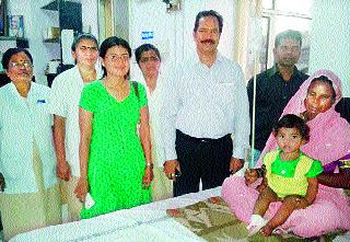 Battery cell caught in the esophagus | अन्ननलिकेत अडकलेला बॅटरीचा सेल काढला Battery cell caught in the esophagus | अन्ननलिकेत अडकलेला बॅटरीचा सेल काढला