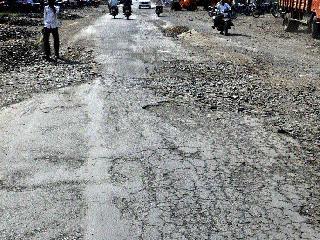 Due to the unhappiness of the road, the businessmen also suffer with the citizens | नादुरूस्त रस्त्यामुळे नागरिकांसह व्यापारीही त्रस्त Due to the unhappiness of the road, the businessmen also suffer with the citizens | नादुरूस्त रस्त्यामुळे नागरिकांसह व्यापारीही त्रस्त
