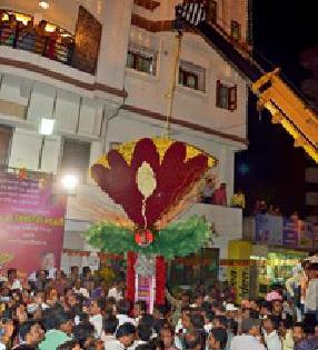 Gadkari's 'Great Welcome' | गडकरींचे ‘ग्रॅन्ड वेलकम’ Gadkari's 'Great Welcome' | गडकरींचे ‘ग्रॅन्ड वेलकम’