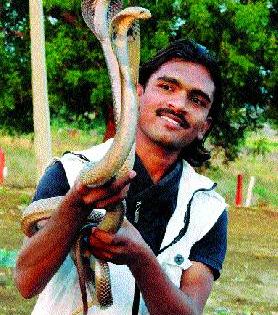 Prasad gives life to seven thousand snakes | सात हजारांवर सापांना दिले प्रसादने जीवदान Prasad gives life to seven thousand snakes | सात हजारांवर सापांना दिले प्रसादने जीवदान