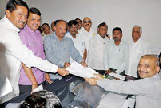Solale's nomination papers | सोले यांचा अर्ज दाखल Solale's nomination papers | सोले यांचा अर्ज दाखल