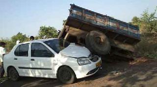 The car hit the vertical trolley | उभ्या ट्रॉलीवर कार धडकली The car hit the vertical trolley | उभ्या ट्रॉलीवर कार धडकली