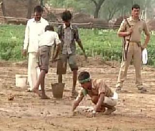 Hailpad created for children's Mayawati | मायावतींसाठी बालमजूरांनी तयार केले हॅलीपॅड Hailpad created for children's Mayawati | मायावतींसाठी बालमजूरांनी तयार केले हॅलीपॅड