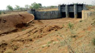 The left canal repair work is slow | डावा कालवा दुरुस्तीचे काम संथगतीने