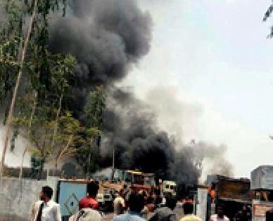 The fire of the transport workshop | ट्रान्सपोर्टच्या वर्कशॉपला आग The fire of the transport workshop | ट्रान्सपोर्टच्या वर्कशॉपला आग