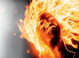 Burned the kerosene to the wife | रॉकेल ओतून पत्नीला जाळले Burned the kerosene to the wife | रॉकेल ओतून पत्नीला जाळले