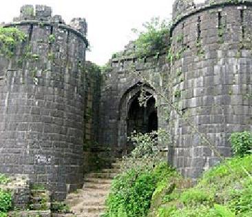 Sinhagad painted fierce battles ..! | सिंहगडावर रंगला तलवारबाजीचा थरार..! Sinhagad painted fierce battles ..! | सिंहगडावर रंगला तलवारबाजीचा थरार..!