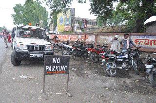 Beedkar's 'parking' in 'no parking' | ‘नो पार्किंग’ मध्येच बीडकरांची ‘पार्किंग’ Beedkar's 'parking' in 'no parking' | ‘नो पार्किंग’ मध्येच बीडकरांची ‘पार्किंग’