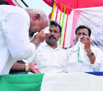 The leaders also cried like a mother for fatherhood! | पितृतुल्य मुंडेंसाठी नेतेही लेकरांसारखे रडले..!