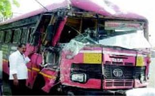ST and Luxury Strike; Seven passengers injured | एसटी व लक्झारीची धडक; सात प्रवासी जखमी ST and Luxury Strike; Seven passengers injured | एसटी व लक्झारीची धडक; सात प्रवासी जखमी