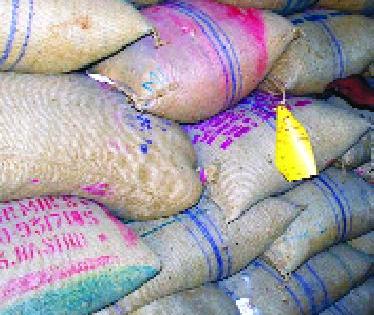 Thousands of quintals open on the grain | हजारो क्विंटल धान्य उघड्यावर
