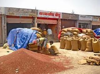 Shutdown closed, inflation rose | आडत्यांचा बंद, महागाई शिगेला Shutdown closed, inflation rose | आडत्यांचा बंद, महागाई शिगेला