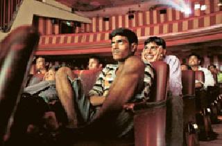 Watch the cinema free of charge in the theater | थिएटरमध्ये सिनेमा बघा फुकट Watch the cinema free of charge in the theater | थिएटरमध्ये सिनेमा बघा फुकट