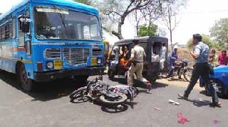 One killed in a bike-bus crash | दुचाकी-बस अपघातात एक ठार One killed in a bike-bus crash | दुचाकी-बस अपघातात एक ठार