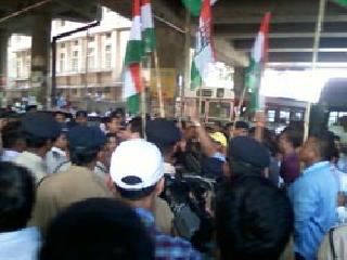 BJP's Raatarko movement protested against delay in the inauguration of the metro | मेट्रोच्या उद्घाटनास विलंबाच्या निषेधार्थ भाजपचे रास्तारोको आंदोलन