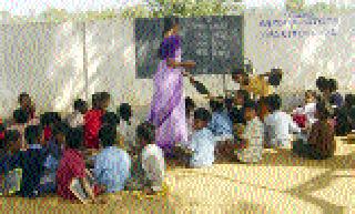 Anganwadi's daylight, no eye care! | अंगणवाड्यांची दैना,कोणी लक्ष देईना!