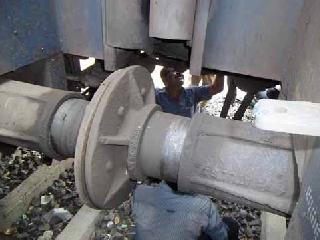 A big accident avoided due to the turmoil of the railway staff | रेल्वे कर्मचार्याच्या प्रसंगावधानामुळे टळली मोठी दुर्घटना A big accident avoided due to the turmoil of the railway staff | रेल्वे कर्मचार्याच्या प्रसंगावधानामुळे टळली मोठी दुर्घटना