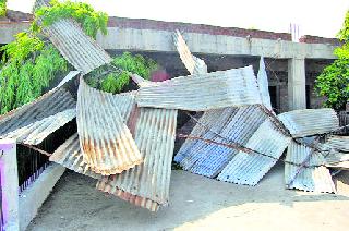 Windy wind broke out in 40 villages | वादळी वाऱ्यामुळे खंडित झाला ४० गावांतील वीजपुरवठा Windy wind broke out in 40 villages | वादळी वाऱ्यामुळे खंडित झाला ४० गावांतील वीजपुरवठा
