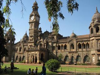 The youth army at Mumbai University | मुंबई विद्यापीठावर युवा सेनेचा ङोंडा