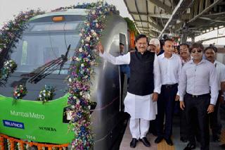 Metro runs for Mumbai trainers | मुंबईकरांसाठी मेट्रो धावली रे..