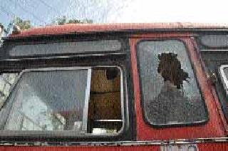 Avoid buses after the storm | तोडफोडीनंतर बसफेऱ्या रोखल्या Avoid buses after the storm | तोडफोडीनंतर बसफेऱ्या रोखल्या