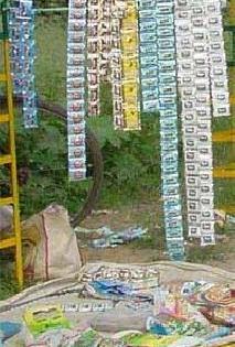 Even after the ban the Deenikars of Karnataka Gutkha have to be taken | बंदी असतानाही कर्नाटकी गुटख्याचा देवणीकरांना लळा Even after the ban the Deenikars of Karnataka Gutkha have to be taken | बंदी असतानाही कर्नाटकी गुटख्याचा देवणीकरांना लळा