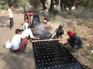 Road repair; Just like moha | रस्त्याची दुरुस्ती; मोऱ्या मात्र जैसेथे