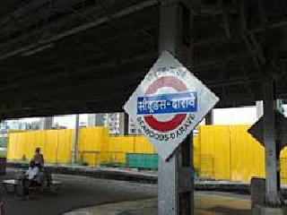 Seawood railway window shutters | सीवूड रेल्वे स्थानकातील खिडकी बंद Seawood railway window shutters | सीवूड रेल्वे स्थानकातील खिडकी बंद