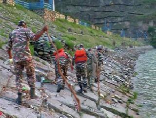 Five bodies of five students were found in the river | नदीत वाहून गेलेल्या विद्याथ्र्यापैकी पाच जणांचे मृतदेह सापडले Five bodies of five students were found in the river | नदीत वाहून गेलेल्या विद्याथ्र्यापैकी पाच जणांचे मृतदेह सापडले
