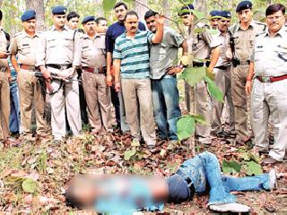 Textured Flint; 17 life imprisonment to the police | बनावट चकमक; 17 पोलिसांना जन्मठेप Textured Flint; 17 life imprisonment to the police | बनावट चकमक; 17 पोलिसांना जन्मठेप