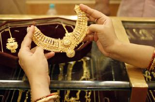 Karagiri laced up to 2.5 kg of jewelery | कारागिराने सराफाचे अडीच किलो दागिने लांबविले Karagiri laced up to 2.5 kg of jewelery | कारागिराने सराफाचे अडीच किलो दागिने लांबविले