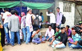 Students stain for the examinations! | दाखल्यांसाठी विद्यार्थ्यांचा ठिय्या!