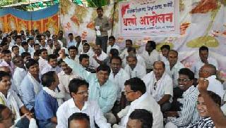 The protest movement for the teacher's salary in front of ZP | जि.प.समोर शिक्षकांचे वेतनासाठी धरणे आंदोलन