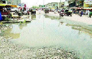 The nature of a pond in main streets of Majalgaon | माजलगावातील मुख्य रस्त्यांना तलावाचे स्वरुप