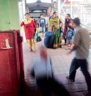 Migrants from Rampage Falling | रॅम्पवरून घसरून पडताहेत प्रवासी Migrants from Rampage Falling | रॅम्पवरून घसरून पडताहेत प्रवासी