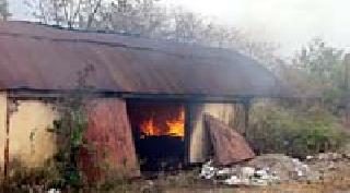 Fire at godown at Itavari railway station | इतवारी रेल्वेस्थानकावरील गोडाऊनला आग Fire at godown at Itavari railway station | इतवारी रेल्वेस्थानकावरील गोडाऊनला आग