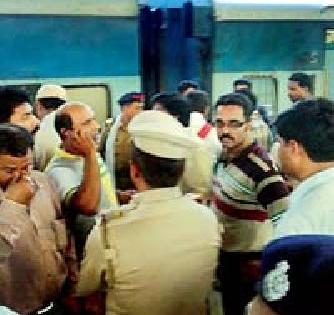 Thieves robbed in Trivandrum-Korba Express | त्रिवेंद्रम-कोरबा एक्स्प्रेसमध्ये चोरट्यांची लुटमार Thieves robbed in Trivandrum-Korba Express | त्रिवेंद्रम-कोरबा एक्स्प्रेसमध्ये चोरट्यांची लुटमार