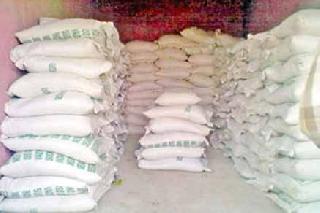 Market-buying of fertilizer-seed purchases | खत-बियाणे खरेदीचा बाजार ठप्प Market-buying of fertilizer-seed purchases | खत-बियाणे खरेदीचा बाजार ठप्प