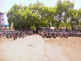 The parking expenses at the railway station were almost double ... | रेल्वेस्थानकावरील पार्किंगचा खर्च झाला एकदम दुप्पट... The parking expenses at the railway station were almost double ... | रेल्वेस्थानकावरील पार्किंगचा खर्च झाला एकदम दुप्पट...